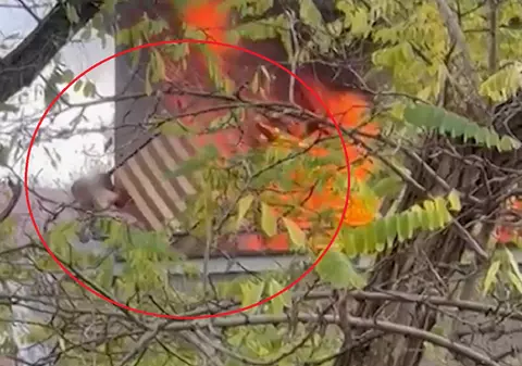 Un tânăr a sărit de la balcon cu tot cu patul de care era legat cu cătușe, când i-a luat casa foc, în Germania. Iubita lui a fost arestată