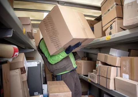 Mai mulți nemți au rămas fără cadouri de Crăciun, după ce un curier român a furat bunuri 5.000 de euro