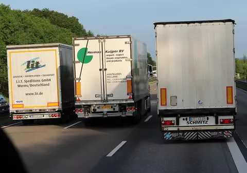 Șofer român de TIR tras pe dreapta și amendat după o „cursă a elefanților”, pe o autostradă din Germania