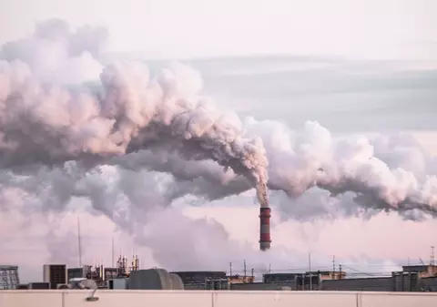 Pentru prima oară, participanții la summitul climatic au ajuns la un acord pentru „tranziția” către renunțarea la combustibilii fosili. Care sunt criticile