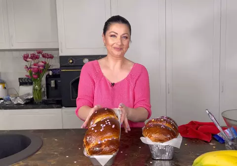 Rețeta de cozonac cu nucă și ciocolată a Gabrielei Cristea. Ce ingredient secret folosește: „Îi îmbrac în pungi de plastic și îi pun înapoi în cuptorul încins”