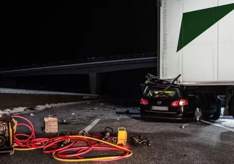 Doi români au murit striviți sub un camion, pe o șosea acoperită de polei din Germania