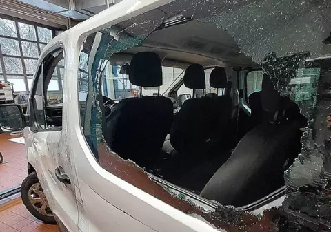 O polițistă și un polițist au tras cu pușca de asalt și pistolul în mașina condusă de un român, în Austria. Doi oameni din vehicul, loviți de gloanțe