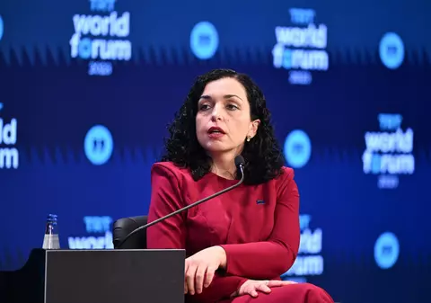 „Această Barbie este președintele”, spune, în sacou roz, Vjosa Osmani, șefa republicii Kosovo. Celebrul film mai are o legătură cu Priștina. VIDEO