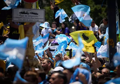 Argentina a devalorizat moneda națională cu 50 % și anunță un program dur de austeritate. „Scopul este să evităm dezastrul”
