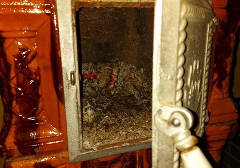 Bătrân rănit grav în Giurgiu, după ce a vrut să facă focul în sobă. Cum s-a petrecut incidentul