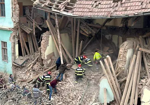 Patronul firmei care făcea lucrările de canalizare lângă internatul prăbușit parțial în Odorheiu Secuiesc rămâne sub control judiciar