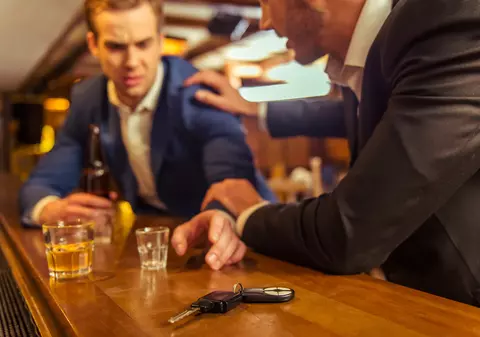 În cât timp iese alcoolul din organism. La câte ore poţi să te urci din nou la volan