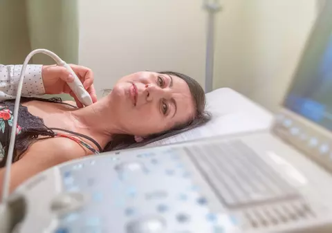 Ecografia tiroidiană: Diagnostic precoce și monitorizare a bolilor tiroidiene