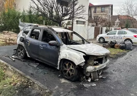 Mașina directorului piețelor din Timișoara a fost incendiată în fața casei sale. „O mână criminală. Sub mașină era o cârpă îmbibată cu motorină”