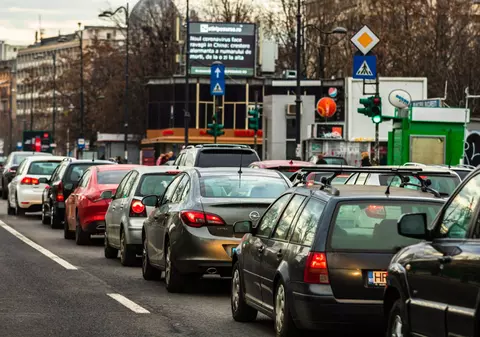 Guvernul a decis îngheţarea, pentru şase luni, a tarifelor de primă practicate de către asiguratorii RCA