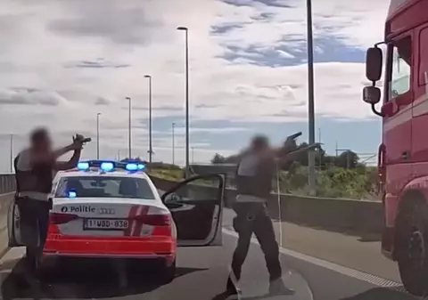 Cursa nebună a unui șofer care a furat un camion și a fost urmărit de poliție, în Olanda. Cum l-au dat jos de la volan | VIDEO