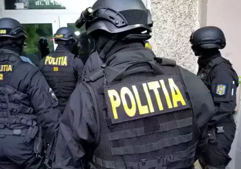 Un gălățean şi-a înjunghiat părinții și apoi l-a atacat și pe polițistul care îl imobiliza