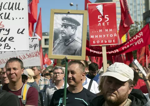 Comuniștii din Siberia au inaugurat un centru „cultural” dedicat lui Stalin, în care tronează un bust de 200 de kilograme al dictatorului | VIDEO