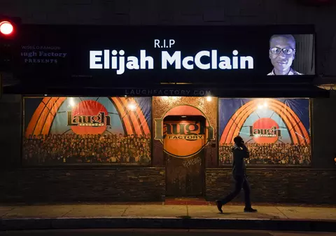 Doi salvatori, găsiți vinovați de moartea lui Elijah McClain, tânărul afro-american care a fost drogat cu ketamină pentru a se calma în timpul arestării