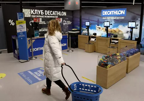 Decathlon vinde în secret îmbrăcăminte Rusiei, în ciuda retragerii de pe piață, potrivit unei investigații media