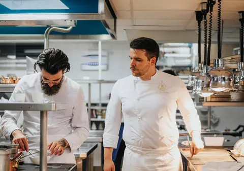 Ritualul bizar de inițiere pentru angajați folosit de cheful unui restaurant cu o stea Michelin din Franța: „Acte umilitoare”