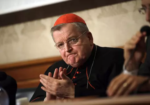 „Ei bine, sunt încă în viaţă". Cardinalul Raymond Burke, un critic acerb al Papei Francisc, a avut o rară întâlnire cu Suveranul Pontif. FOTO