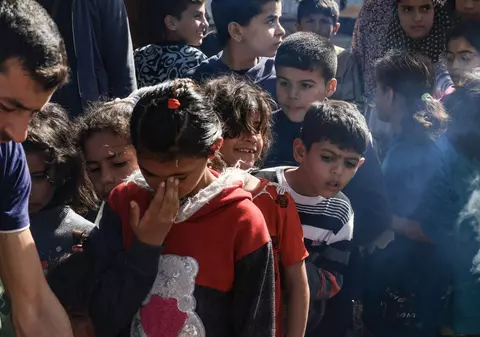 „Nu mai pot suporta", spune un palestinian din Gaza, tatăl a patru copii, pe fondul lipsei de hrană și apă. „Sunt bombardamente, fetele plâng și tremură de frică"