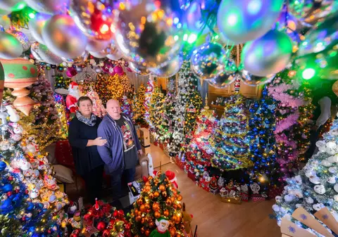 Culmea Crăciunului. O familie a împodobit acasă, în Germania, 555 de brazi: „Ca să avem mai mult spațiu, am mai construit o cameră” | VIDEO
