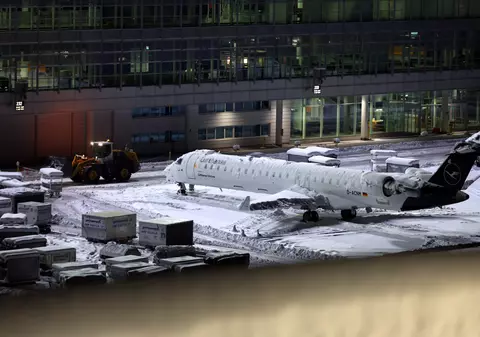 „Eu am fost unul dintre cei daţi jos din avionul în care se afla şi Emil Boc”. Un român descrie haosul de pe aeroportul din München