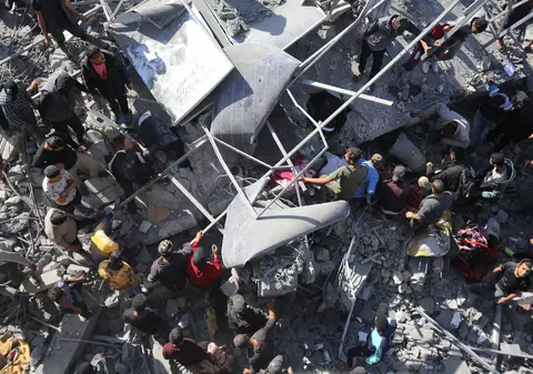 Imagini dramatice din Fâșia Gaza: Salvatorii reușesc, la lumina telefoanelor, să salveze un cuplu prins sub dărâmături în urma unui bombardament | VIDEO