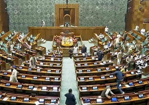 „Eroare majoră de securitate”. Un bărbat a sărit din galeria vizitatorilor în băncile parlamentarilor din India și a aprins o fumigenă | VIDEO