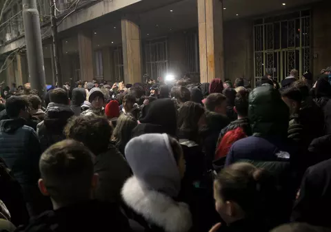 Manifestanții au aruncat cu ouă, roșii și hârtie igienică în clădirea Comisiei Electorale din Belgrad, cerând anularea alegerilor câștigate de Partidul Progresist Sârb