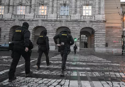 Imagini cu intervenția polițiștilor din timpul atacului de la Praga. Noi detalii despre cel mai sângeros atac din istoria Cehiei - VIDEO