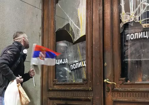 Protest cu incidente la Belgrad: Mii de persoane au ieșit în stradă și au cerut invalidarea alegerilor parlamentare - VIDEO