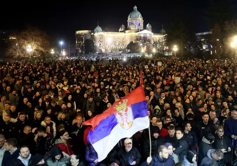 Un nou protest cu mii de oameni în Belgrad. Protestatarii au mărșăluit și spre secția de poliție unde sunt cei reținuți