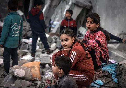 Prețuri foarte mari la alimente, supraaglomerare acută. Oamenii refugiați la Rafah, în Gaza, povestesc că au ajuns să cerșească: „Copiii au cerut portocale". VIDEO