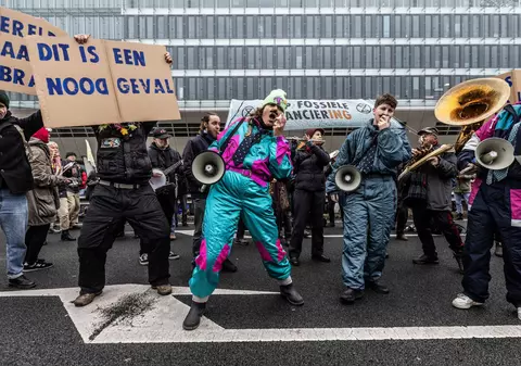 Protest față de ING. Activiștii de mediu au blocat o autostradă din Amsterdam, pentru că banca finanțează proiectele de combustibili fosili. VIDEO