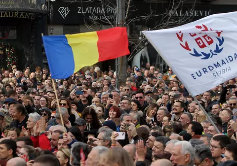 Mii de sârbi au ieșit din nou pe străzile din Belgrad și au cerut anularea alegerilor. Lidera opoziției Marinika Tepic s-a adresat mulțimii. VIDEO
