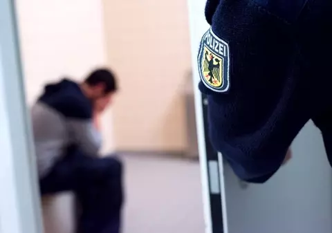 Un proxenet român condamnat în octombrie 2023 a fugit din țară și a fost prins în Germania, unde le-a spus polițiștilor că venise în vacanță