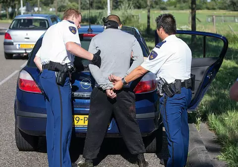 Român căutat de 10 ani, după ce a scăpat de polițiștii care l-au împușcat și l-au rănit, arestat în Danemarca și adus în Olanda, ca să fie judecat