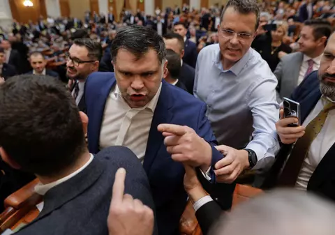 Tensiuni în Parlament la dezbaterea bugetului. Doi deputați AUR și PSD s-au certat cu UDMR: „Miroși a palincă, mă!”. Daniel Ghiță l-a tras de ureche pe un parlamentar USR