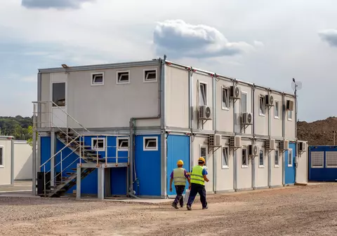 Ce s-a întâmplat cu muncitorii srilankezi cazați în containere în incinta unei unități militare din Sulina și intoxicați cu monoxid de carbon. Firma are un contract de 3,6 milioane de euro cu MApN