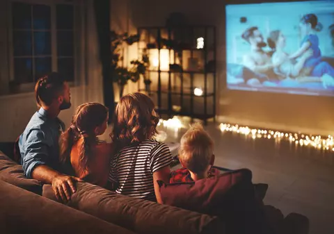 Canalele TV de filme și seriale rezistă în epoca streamingului. Unele chiar bat posturi celebre de știri sau generaliste, care înghit mulți bani publici