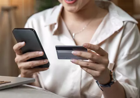 Cum să fii sănătos financiar? Păstrează secrete datele bancare 