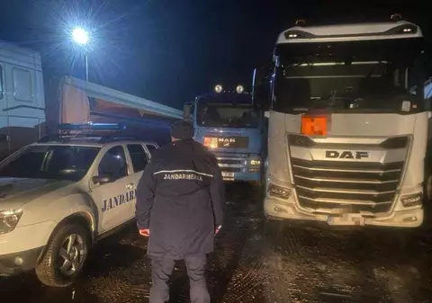 Doi șoferi de TIR au fost prinși în flagrant în timp ce furau aproape o tonă de combustibil dintr-o cisternă