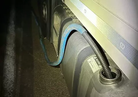 O șoferiță de TIR din România în vârstă de 27 de ani, prinsă când fura cu trei colegi, tot români, motorină din alt camion, într-o parcare din Franța