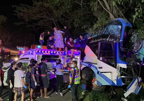 15 morți și 31 de răniți într-un autocar ieșit de pe șosea și despicat în două de un copac, în Thailanda