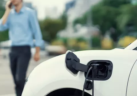 De ce mașinile electrice fac mai multe accidente decât cele pe benzină: oamenii sunt de vină