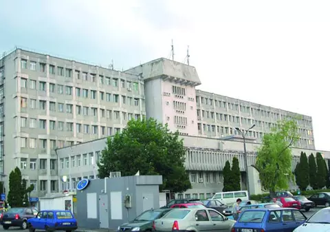 Un bărbat înjunghiat în inimă și în ficat pe o stradă din Pitești a fost salvat de singurul chirurg toracic din județul Argeș