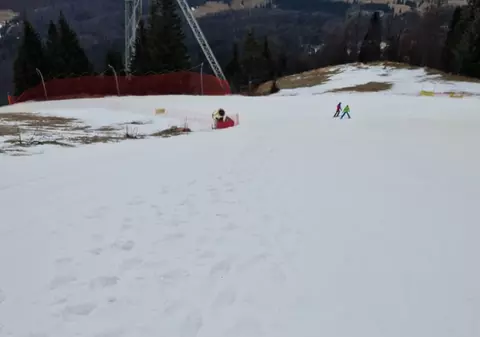 Turiştii din Poiana Braşov, rugaţi să nu mai coboare în bocanci pe pârtie: Poate duce la accidentarea schiorilor