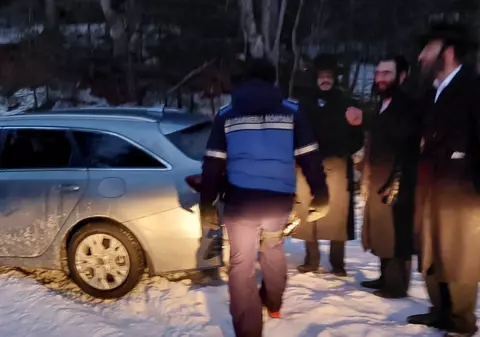 Patru cetățeni israelieni au fost salvați de jandarmii montani după ce au rămas înzăpeziți pe un drum izolat din Maramureș