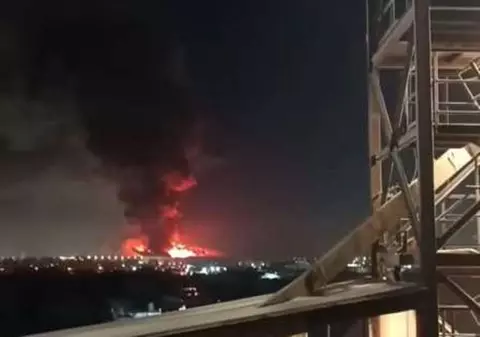 Incendiu uriaș la un depozit din Sankt Petersburg. Aproape 300 de pompieri s-au luptat cu flăcările