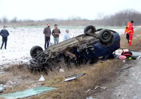 Un tânăr de 25 de ani a murit după ce s-a răsturnat pe un câmp din Brăila cu mașina furată de la un prieten