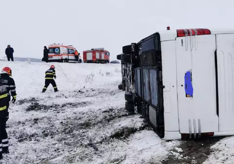 Microbuz cu 17 persoane, răsturnat în urma viscolului, în județul Galați. A fost activat planul roșu de intervenție